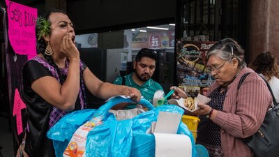 'Lady Tacos de Canasta' ofrece su comida en el Centro Histórico