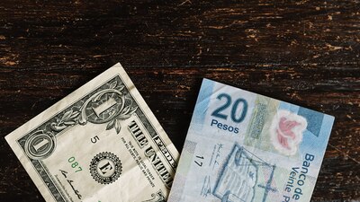 De acuerdo con cifras de Citibanamex, en ventanillas bancarias, el precio del billete verde es de 17.61 pesos cada uno