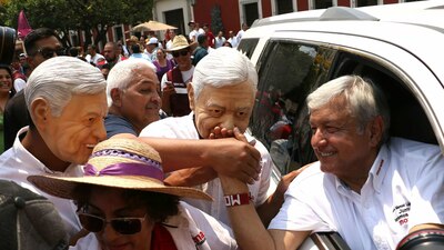 Simpatizantes disfrazados como Andrés Manuel López Obrador en Tequila, Jalisco