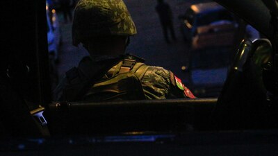 Dijeron que la camioneta tenía reporte de robo y la madre del conductor lo desmintió