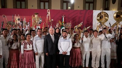 El presidente entregó instrumentos a diversas orquestas musicales gracias a las subastas
