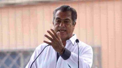 Salió en silla de ruedas y acompañado por su equipo legal