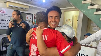 Luego de pasar tres días en prisión, el atleta se reunió con amigos y familiares