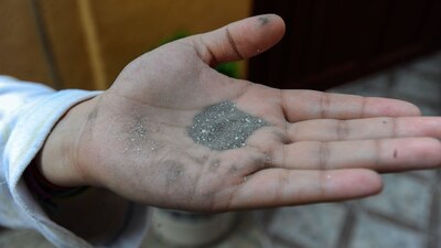 Este lunes, el volcán Popocatépetl registró una exhalación con contenido de ceniza que alcanzó una altura aproximada de 1,200 metros.
