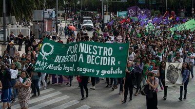 Mujeres marchan en la CDMX para exigir su derecho