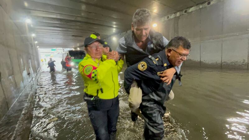 Policías de la CDMX cargan ‘de caballito’ a pasajeros del transporte público varados por inundación