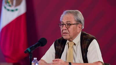 El funcionario dijo que la prioridad son los trabajadores de la salud y los mayores de 65 años