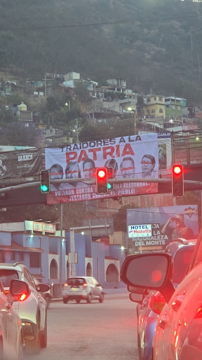 Colocan lonas contra diputados que votaron contra la reforma electoral