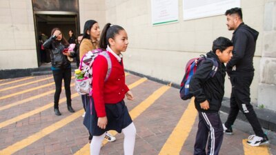 Unos estudiantes de una primaria en la Ciudad de México; la entidad suspendió las clases para este jueves
