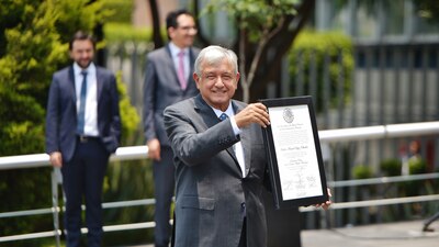 López Obrador presumiendo la constancia que lo avala como presidente electo