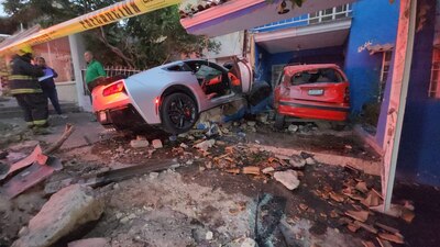 Destruyó la fachada de 2 casas y afectó un automóvil estacionado