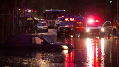Varios vehículos quedaron varados por las lluvias al sur de la capital