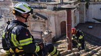 Cónclave: Bomberos del Vaticano instalan la chimenea que anunciará un nuevo Papa