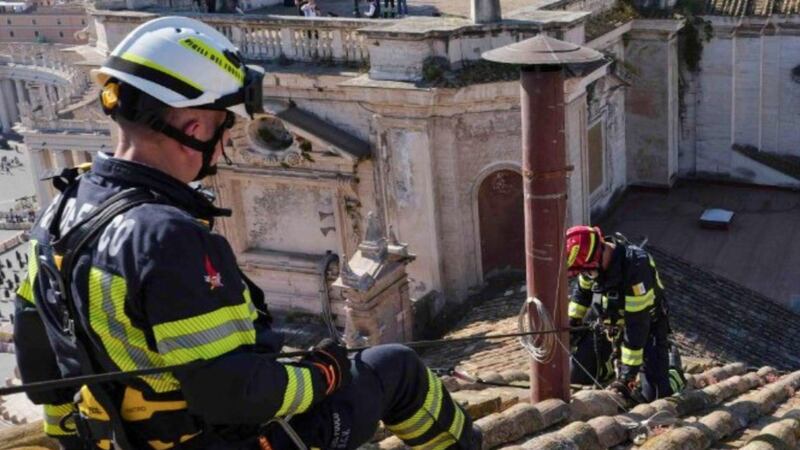 Cónclave: Bomberos del Vaticano instalan la chimenea que anunciará un nuevo Papa