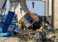 Grúa cae sobre tren en movimiento en Tailandia; hay al menos 32 personas muertas y 80 heridos