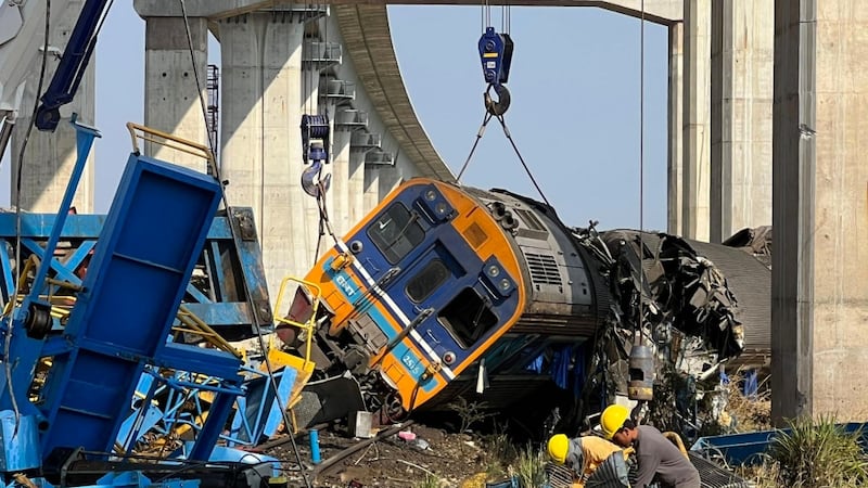 Grúa cae sobre tren en movimiento en Tailandia; hay al menos 32 personas muertas y 80 heridos