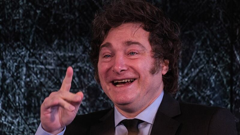 Milei publica decreto para que argentinos puedan portar armas desde los 18 años