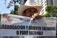 Maestros toman casetas en Tepotzotlán y Chalco... permiten libre paso