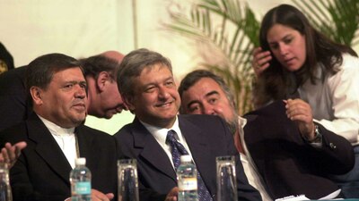 El cardenal Norberto Rivera y el entonces jefe de Gobierno de la Ciudad de México, AMLO, en mayo de 2002