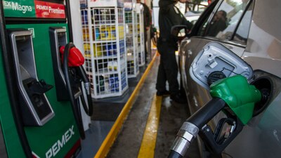 El gobierno de AMLO planea eliminar un impuesto al combustible para el próximo año
