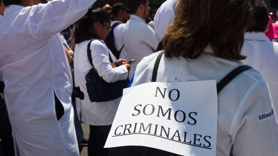Personal médico se manifestó en contra de la investigación al anestesiólogo
