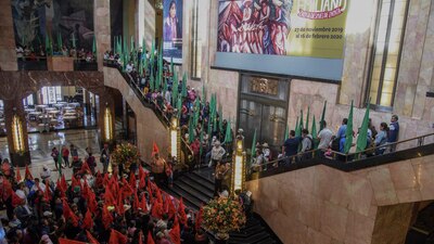 300 campesinos de la Unión Nacional de Trabajadores Agrícolas irrumpieron en Bellas Artes para manifestarse vs la obra