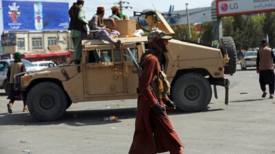 Talibanes montan guardia frente al Aeropuerto Internacional Hamid Karzai, en Kabul, Afganistán,