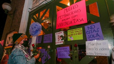 Como una muestra de apoyo pegaron pancartas en apoyo a la maestra de la UAEM.