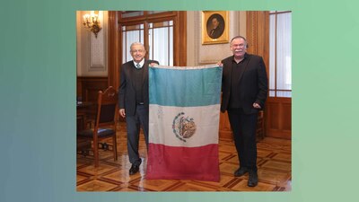 El mandatario subió a redes sociales una foto con el actor Jesús Ochoa