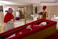 Vaticano difunde primeras fotos del Papa Francisco en su féretro