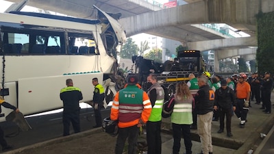 El camión de turismo transportaba a ancianos a un paseo a las trajineras de Xochimilco.
