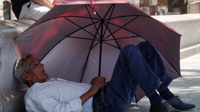 Los mexicanos ahora usarán sus sombrillas para resguardarse del calor