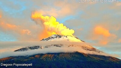 El volcán mexicano amaneció vestido de blanco y acompañado de nubes