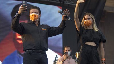 Samuel y Mariana durante el cierre de campaña en Nuevo León
