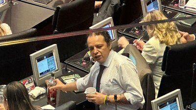 Explicó el contenido de su botella, pues afirmó que no había de qué alarmarse