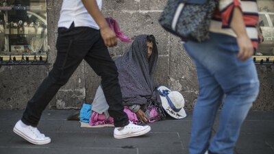 Una persona pide dinero en las calles de Morelia, México