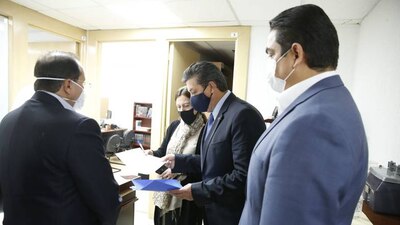 El mandatario estatal tiene una orden de aprehensión en su contra