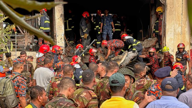 Avión de la Fuerza Aérea de Bangladesh se estrella sobre una escuela; hay 18 muertos