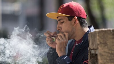 La madurez cerebral de los jóvenes culmina a dicha edad, aseguró el secretario de Salud