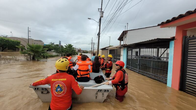 Lluvias en Vallarta dejan más de 300 casas bajo el agua; siguen trabajos de rescate de personas