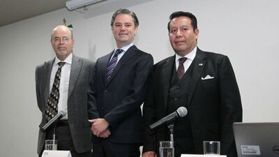 Aurelio Nuño (al centro) reconoció que México está estancado en educación