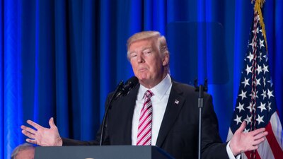 Donald Trump dijo que si México no quiere pagar por el muro fronterizo, tendrá que tomar medidas fiscales para obligarlo