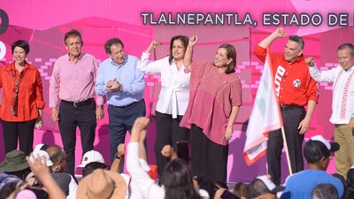 La candidata fue arropada por priistas como Arturo Montiel y Alejandro Moreno
