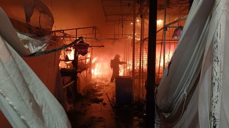 Incendio consume puestos de Expo Navideña en Celaya; comerciantes lo pierden todo