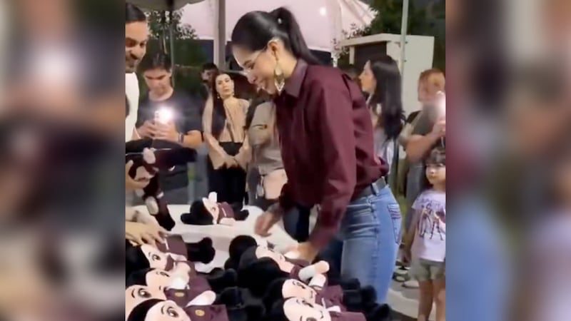 Alcaldesa con licencia de Tepic regala ‘Geraldinitas’, muñecas con su imagen