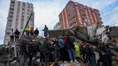 Las autoridades siguen con las labores de rescate de cuerpos y personas atrapadas