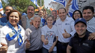 Marko Cortés (a la derecha) en un evento de campaña de Enrique Cárdenas (al entro) candidato a la gubernatura de Puebla