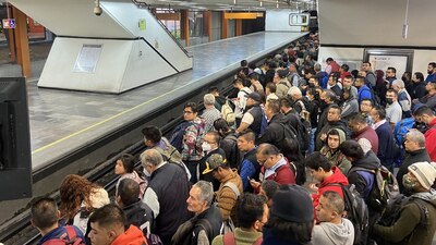 Usuarios reportaron retrasos de hasta media hora