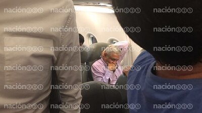 El morenista López Obrador pasó el vuelo leyendo distintos textos