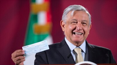 El presidente presumió el cheque que le entrego Alejandro Gertz Manero, Fiscal General